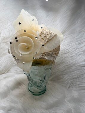 Vintage - Elegant Cream Floral Mesh Fascinator with Rhinestone Accents